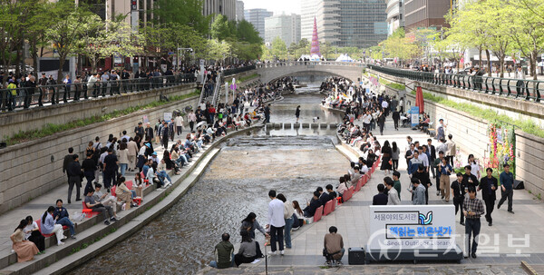[천지일보=남승우 기자] 수도권 지역의 낮 기온이 최대 25도까지 오르면서 초여름 날씨를 보인 18일 서울 종로구 청계천에 마련된 ‘책 읽는 맑은냇가’를 찾은 시민들이 독서를 즐기고 있다.  ⓒ천지일보 2024.04.18.
