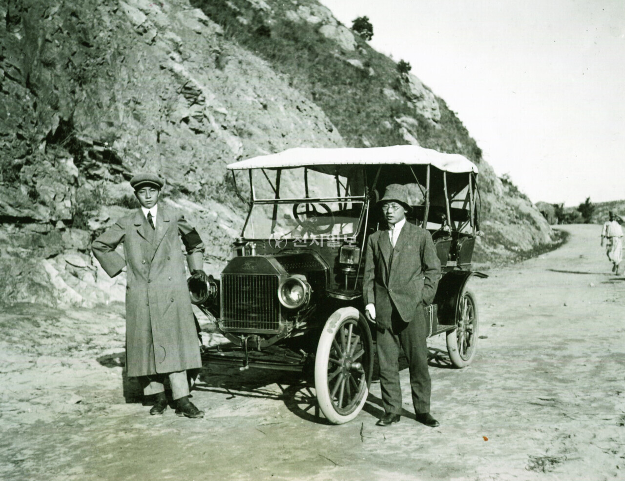 택시․공공버스로 사용된 승합차(1903년). 1900년대 초 당시 수입된 승합차로 미국 자동차 회사 포드(FORD)사에서 대중적으로 성공한 모델 T형이다. 이 자동차는 택시나 공공버스(9인승)로 사용됐으며, 경북에서 3대가 먼저 운영된 것이 버스 영업의 시초다. 공식적으로 기록된 우리나라 최초의 자동차는 1911년 왕실과 총독부로 들어온 리무진 승용차 2대다. 하지만 이 사진을 통해 이전에 이미 자동차가 수입돼 운영되고 있었음을 알 수 있다. 1903년 고종 재위 40주년을 맞아 포드사의 T형 자동차가 최초로 돌아왔다는 설(說)을 뒷받침해주는 사진인 셈이다. 사진은 무악재에서 시운전하며 기념촬영하고 있는 모습이다. (제공: 정성길 기록사진연구가) ⓒ천지일보 2024.04.23.