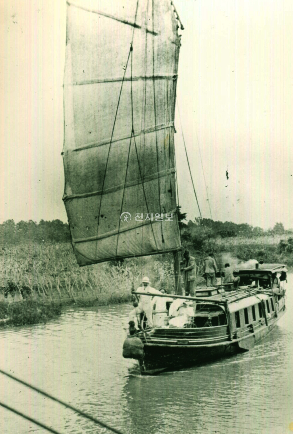한강과 제물포 여객선(1900년대). 증기와 황포돛을 이용해 한강에서 인천 제물포까지 왕래하던 증기범선이다. 뱃머리 앞에 서 있는 사람은 무역회사 세창양행(마이어양행) 설립자인 독일 함부르크 출신의 에드워드 마이어다. 1883년 인천이 개항되자 서양 무역 회사로는 최초로 인천 제물포에 지점을 설립했다. 제물포 외에도 중국 상해와 천진, 홍콩, 일본 고베 등에 지점을 두고 동아시아 무역에 진출했다. 고종황제의 총애를 입은 것으로 알려져 있다. 사진 속 증기범선은 마이어의 전속 범선으로 보인다. (제공: 정성길 기록사진연구가) ⓒ천지일보 2024.04.23.