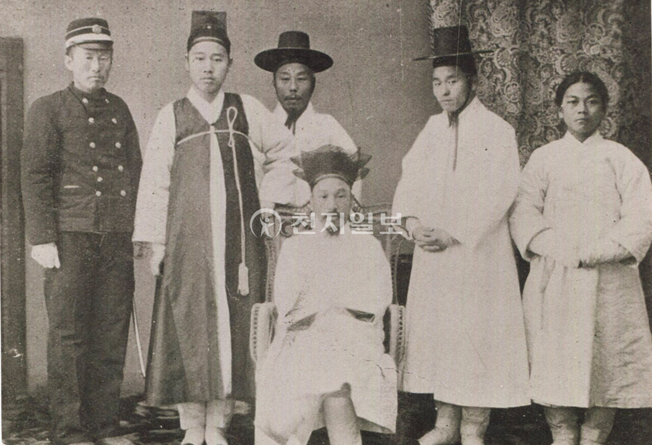 [단독-사진으로 보는 역사] 120년 전 우리 선조들의 의상 스타일… 신분 따라 입는 옷도 달라
