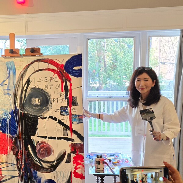 한-캐나다 문화 교류의 해로 지정한 것을 기념해 열린 전시회에 한국 대표로 참석한 소피 오 작가가 그림을 그리고 있다. 300여명이 참석한 개막 리셉션에서 소피 오 작가는 한국을 대표해 즉석에서 그림을 그렸다. 거대한 캔버스에 한국과 캐나다를 상징하는 네 가지 색을 사용해 그린 그림은 공연이 끝난 직후 조용한 경매를 통해 판매됐다. (제공: 소피 오 작가)