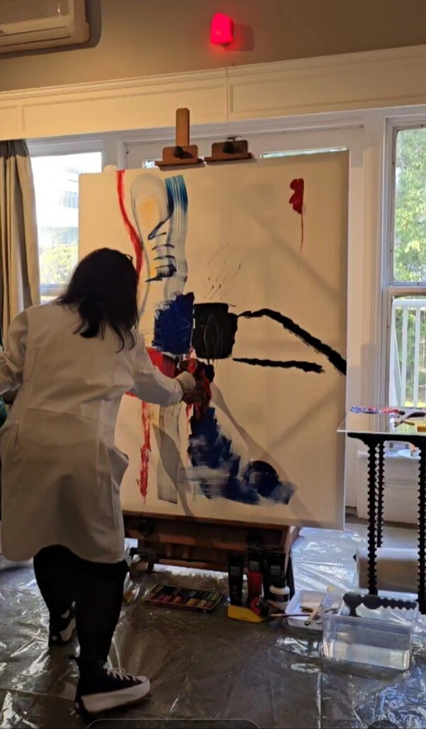 한-캐나다 문화 교류의 해로 지정한 것을 기념해 열린 전시회에 한국 대표로 참석한 소피 오 작가가 그림을 그리고 있다. 300여명이 참석한 개막 리셉션에서 소피 오 작가는 한국을 대표해 즉석에서 그림을 그렸다. 거대한 캔버스에 한국과 캐나다를 상징하는 네 가지 색을 사용해 그린 그림은 공연이 끝난 직후 조용한 경매를 통해 판매됐다. (제공: 소피 오 작가)