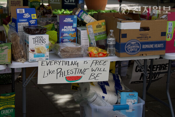 ⓒCheonji Ilbo 2024.04.30 Free supplies, food, and water are shared among members of the encampment community at University Yard. A sign reads, “Everything is free like Palestine will be.”