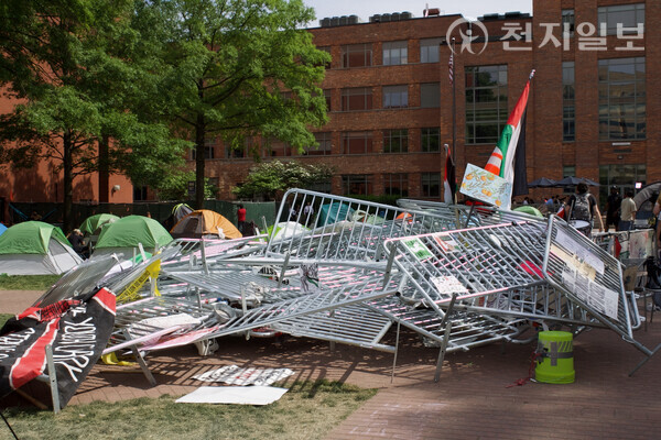 ⓒCheonji Ilbo 2024.04.30 Protested removed barricades to their demonstration and piled them in the center of Univeristy Yard