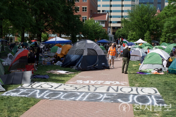 ⓒ천지일보 2024.04.30 A message to President Joe Biden is scrawled across one side of the encampment
