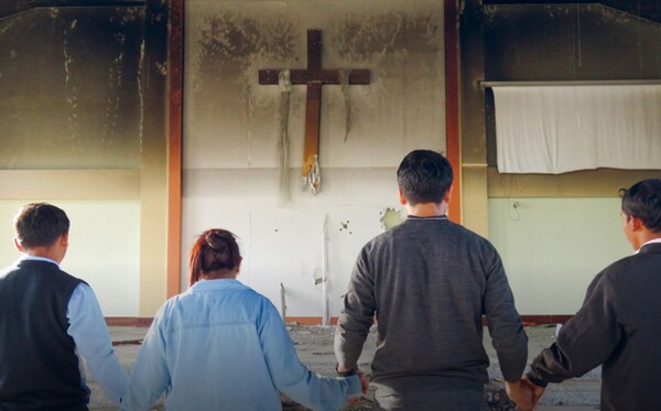 전 세계 곳곳에서 기독교 종교를 믿는다는 이유로 차별이나 핍박을 받는 이들의 피해가 심각한 것으로 전해졌다. 기독교 박해 감시단체 한국오픈도어선교회는 5월호를 통해 전 세계 박해받는 기독교인들의 이야기를 소개하면서 관심과 기도를 당부했다. 사진은 오픈도어선교회 파트너들이 함께 기도하는 모습. (출처: 한국오픈도어선교회)