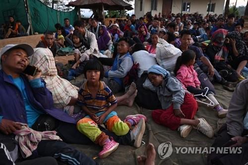 인도 동북부 마니푸르주에서 발생한 부족 간 충돌로 대피한 주민들이 지난 군사주둔지역 내 임시보호소에 모여 있다.(출처:연합뉴스)