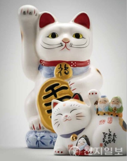마네키네코(招き猫). 일본어로 ‘마네키(まねき)’란 부른다는 뜻이고, ‘네코(ねこ)’는 고양이란 뜻으로 직역하면 ‘부르는고양이’란 의미이다. 앞발을 들고 있는 고양이의 모습으로 주로 가게 입구에 장식하여 번창을 기원한다. 오른쪽 앞발을 들고 있으면 금전 운을 부르고, 왼쪽 앞발을 들고 있으면 손님을 부른다고 한다. 행운의 상징인 마네키네코는 대부분 삼색고양이다. (제공: 국립민속박물관) ⓒ천지일보 2024.05.13.