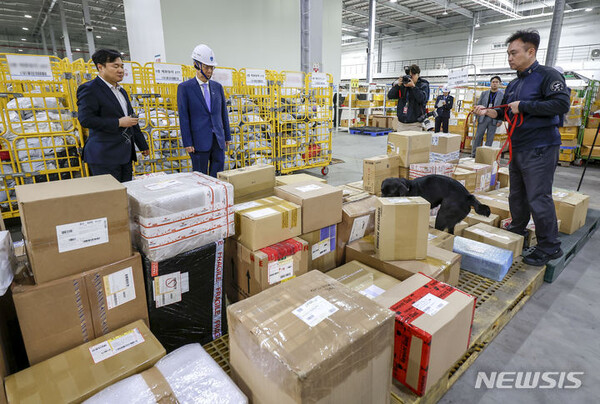[인천=뉴시스] 한덕수 국무총리가 16일 인천 중구 인천공항본부세관 특송물류센터를 찾아 현장을 점검하며 탐지견 시연을 보고 있다. 2024.05.16. jhope@newsis.com