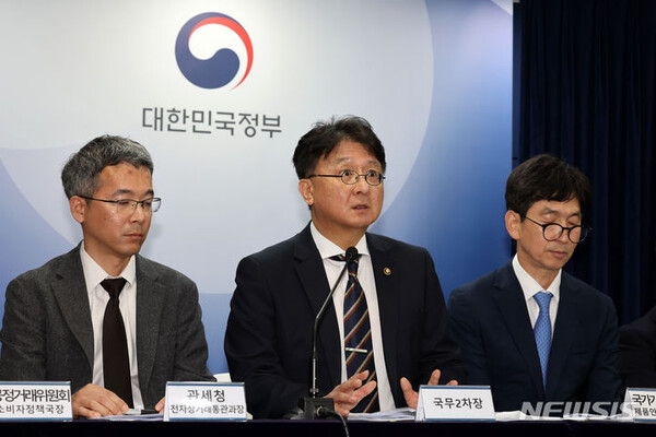 [서울=뉴시스] 이정원 국무조정실 국무2차장이 19일 오후 서울 종로구 정부서울청사에서 해외직구 대책 관련 추가 브리핑을 하고 있다. 2024.05.19.