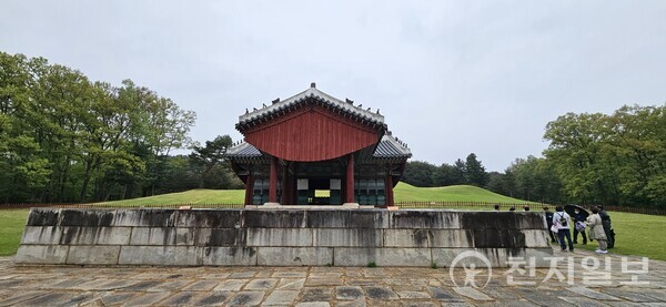 정자각은 제향을 올리는 공간이다. 1800년 정조가 승하하니 순종이 묘호를 ‘정종’이라 올렸으나 1899년 고종이 ‘정조선황제’로 추존했다. (제공: 이의준 왕릉답사가) ⓒ천지일보 2024.05.20.