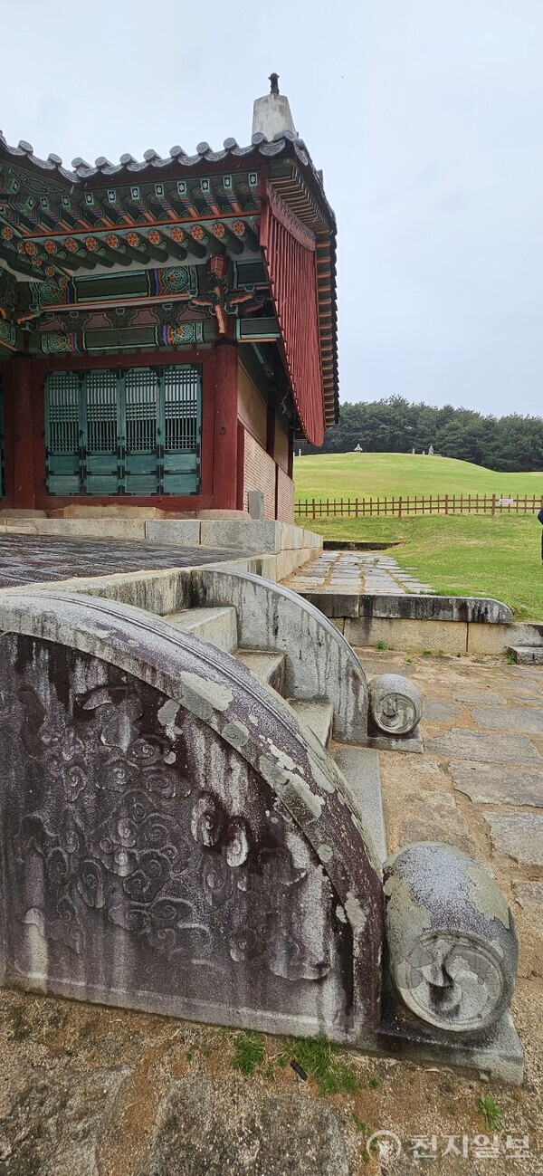 '신계'는 계단 옆에 소맷돌에 수려한 구름 모양을 새겼고 고석과 같은 무지개 돌에 태극 모양을 새겼다. 보통 3태극이나 건릉 신계는 4태극으로 천지인에 자연, 춘하추동, 인의예신을 뜻한다. (제공: 이의준 왕릉답사가) ⓒ천지일보 2024.05.20.