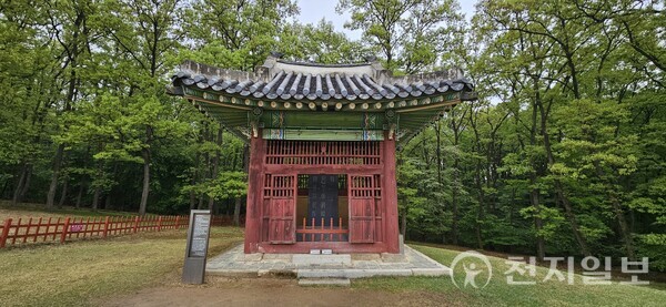 건릉 비각에는 1개의 표석이 있다. 원래 ‘정종대왕과 효의왕후’에서 이를 지우고 ‘정조선황제와 효의선황후’로 다시 새겼다.(제공: 이의준 왕릉답사가) ⓒ천지일보 2024.05.20.