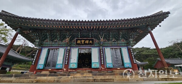 용주사 대웅보전이다. 용주사는 1790년 정조가 사도세자의 현륭원을 수호하고 명복을 빌기 위해 창건한 능침사찰이다. 신라 때 길양사가 세워졌으나 고려 때 소실되고 빈 터에 세웠다. 대웅보전은 중심전각으로 정조가 현판을 직접 썼다고 한다. (제공: 이의준 왕릉답사가) ⓒ천지일보 2024.05.20.