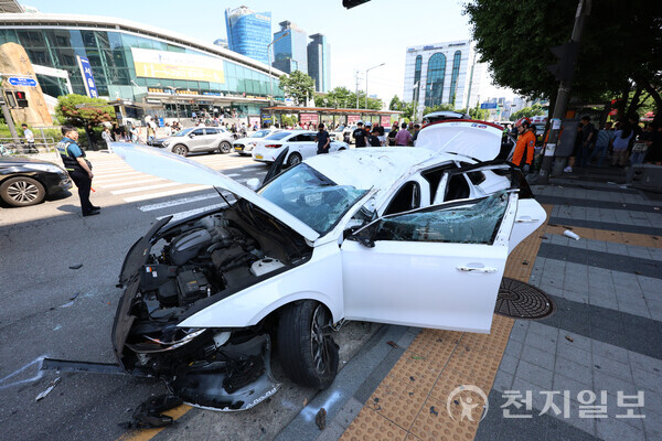 [천지일보=남승우 기자] 4일 오후 서울역 서부역 택시승강장 부근에서 급발진한 것으로 추정되는 현대차 그랜저 택시가 차량을 잇달아 들이받으면서 4중 추돌 사고가 발생했다. 중앙선을 넘어 맞은편에 정차 중이던 현대차 아이오닉5 택시를 들이받으면서 카카오택시에서 하차하던 여성 승객이 중상을 입은 것으로 파악됐다. 이 사고로 4명이 중경상을 당해 병원으로 이송됐다. 현장에 출동한 소방당국과 경찰 등 관계자들이 주변 피해 상황 등을 확인하며 복구작업을 진행하고 있다. ⓒ천지일보 2023.06.04.