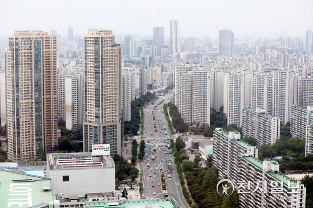 [천지일보=남승우 기자] 윤석열 정부가 1세대 1주택자의 종부세 부담을 2020년 수준으로 낮추는 방안을 검토하고 있다. 사진은 지난 19일 오후 서울 송파구 롯데월드타워에서 바라본 아파트 단지의 모습. ⓒ천지일보 2022.5.23