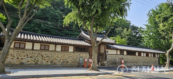 헌인릉의 바깥 진입로에 자리한 재실 (제공: 이의준 왕릉답사가) ⓒ천지일보 2024.06.18.