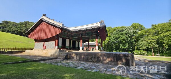 인릉 정자각은 가로부분의 정전 3칸과 세로 부분의 기둥만 있는 배위청 2칸으로 구성돼 있다. (제공: 이의준 왕릉답사가) ⓒ천지일보 2024.06.18.