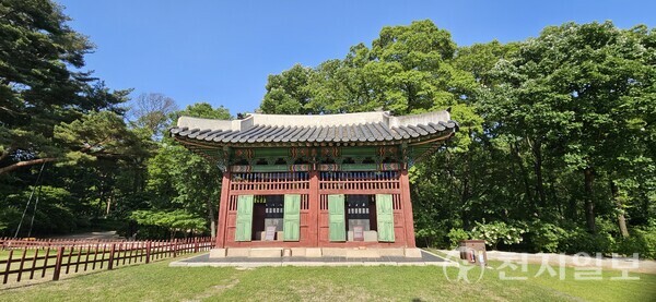 인릉 비각에는 2개의 표지석이 있다. (제공: 이의준 왕릉답사가)ⓒ천지일보 2024.06.18.