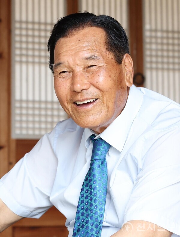 [천지일보=박준성 기자] 양철야 노성궐리사 제장. 인성교육에 관심이 많았던 그는 60년대에 사재를 털어 학교를 설립하기도 했다. 양 제장이 궐리사 강당에서 유교의 가치에 대해 설명하고 있다. ⓒ천지일보 2024.06.22.