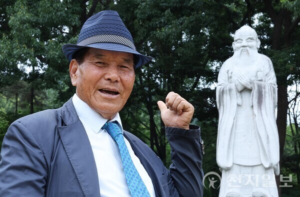[천지일보=박준성 기자] 충남 논산시 노성면에 위치한 노성궐리사에서 만난 양철야(80) 제장(齊長)이 노성궐리사의 상징인 공자상 앞에서 유교를 통한 인성교육의 중요성을 강조하고 있다. 2009년에 이곳 유림들이 십시일반 돈을 모아 세운 2m 높이의 공자상은 노성궐리사의 상징이 됐다. ⓒ천지일보 2024.06.22.