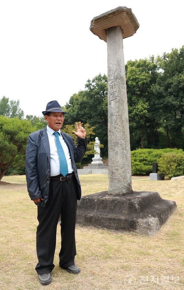 [천지일보=박준성 기자] 양철야 제장이 노성궐리사 입구에 세워진 3.91m 높이의 궐리탑을 설명하고 있다. 궐리탑은 오늘날 기관명을 표시하는 현판과 같은 기능을 한다. 네모난 기단 위에 북두칠성을 의미하는 7개의 별이 그려져 있는데 맨 끝 별은 공자의 고향인 니구산을 가리킨다. 그 위에 배흘림의 각 주석을 세웠으며 꼭대기에는 정방향의 옥개석이 올려져 있다. ⓒ천지일보 2024.06.22.