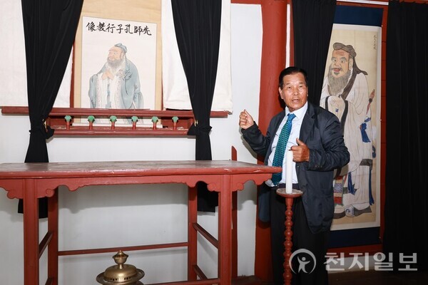 [천지일보=박준성 기자] 충남 논산시 노성면에 있는 노성궐리사는 공자의 영정을 모신 사당이다. 궐리(闕里)는 공자의 고향인 중국 산동선 곡부현의 ‘궐리촌’에서 유래했다. 숙종 42년(1716) 송시열의 제자가 니구산(尼丘山) 아래에 궐리사를 세우고 다음해에 공자의 영정을 봉안했다. 양철야 제장이 궐리사의 유래를 설명하고 있다. ⓒ천지일보 2024.06.22.