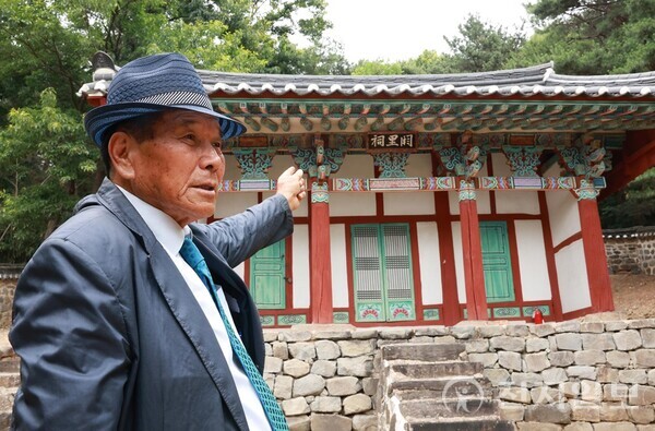 [천지일보=박준성 기자] 충남 논산시 노성면에 있는 노성궐리사는 공자의 영정을 모신 사당이다. 궐리(闕里)는 공자의 고향인 중국 산동선 곡부현의 ‘궐리촌’에서 유래했다. 숙종 42년(1716) 송시열의 제자가 니구산(尼丘山) 아래에 궐리사를 세우고 다음해에 공자의 영정을 봉안했다. 양철야 제장이 궐리사의 유래를 설명하고 있다. ⓒ천지일보 2024.06.22.