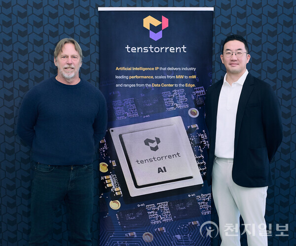 구광모 LG그룹 회장(오른쪽)이 미국 실리콘밸리에서 AI 반도체 설계 업체 ‘텐스토렌트’의 최고경영자(CEO) 짐 켈러와 기념사진을 촬영하고 있다. (제공: ㈜LG) ⓒ천지일보 2024.06.23.