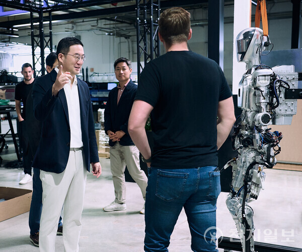 구광모 LG그룹 회장(왼쪽)이 미국 실리콘밸리에 위치한 로봇 개발 스타트업 ‘피규어 AI(Figure AI)’에 방문해 휴머노이드 로봇을 살펴보고 있다. (제공: ㈜LG) ⓒ천지일보 2024.06.23.