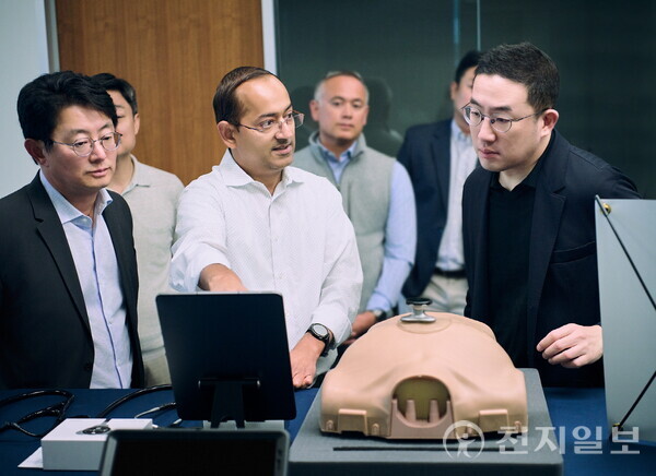 구광모 LG그룹 회장(오른쪽)이 미국 실리콘밸리에 있는 LG테크놀로지벤처스에 방문해 LG테크놀로지벤처스가 투자한 주요 스타트업의 기술을 자세히 살펴보고 있다. (제공: ㈜LG)  ⓒ천지일보 2024.06.23.