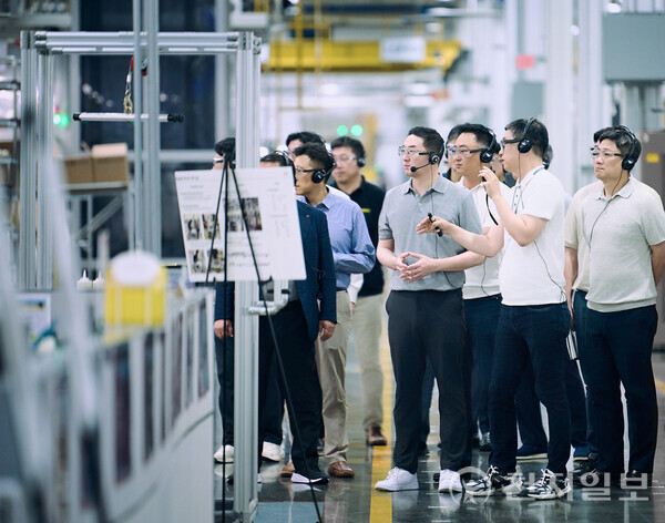 구광모 LG그룹 회장(사진 앞줄 오른쪽에서 세 번째)이 미국 테네시에 위치한 LG전자 생활가전 생산공장을 찾아 스마트팩토리 기술이 적용된 생산라인을 살펴보고 있다. (제공: ㈜LG) ⓒ천지일보 2024.06.23.