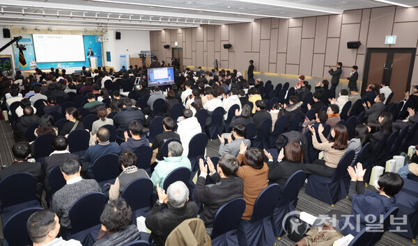 [천지일보=남승우 기자] 정전 70주년·창간 14주년을 맞아 24일 서울 용산 국방컨벤션센터에서 천지일보 발행인 3차 평화강연이 열린 가운데 참석자들이 박수를 치고 있다. ⓒ천지일보 2023.11.24.