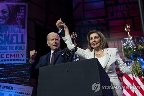 작년 5월 행사서 함께한 바이든과 펠로시 (출처: 연합뉴스)
