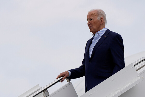 U.S. President Joe Biden boards Air Force One en route to multiple campaign receptions from LaGuardia International Airport in New York, U.S., June 29, 2024. REUTERS/Elizabeth Frantz (출처: 연합뉴스)