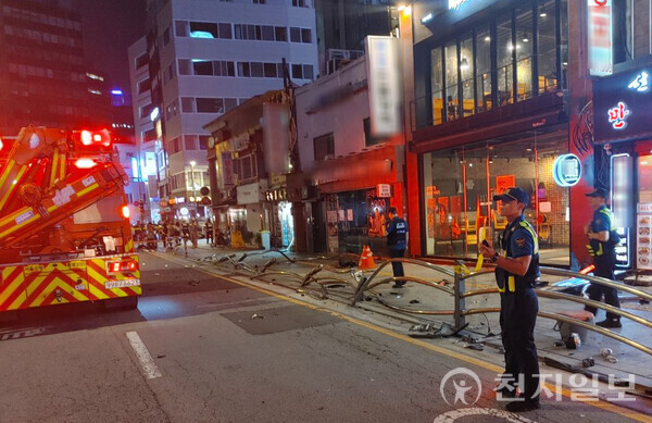 [천지일보=홍보영 기자] 1일 오후 9시 27분께 서울 시청역 인근 교차로에서 차량이 인도로 돌진하는 교통사고가 발생했다. 소방당국에 따르면 이 사고로 6명이 숨지고 8명이 다친 것으로 파악됐으며, 부상자 8명 중 3명은 심정지 상태로 사망자가 늘어날 가능성이 있다. 사진은 사고 현장의 엿가락처럼 휘어버린 보행자 안전시설. ⓒ천지일보 2024.07.01.