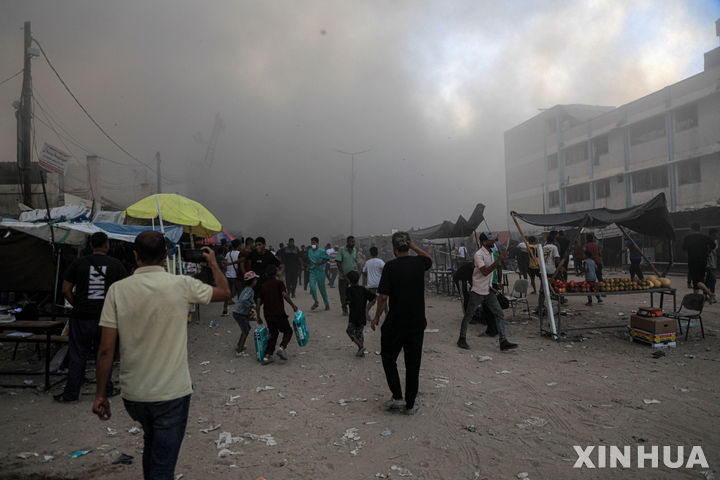 3일(현지시간) 가자지구 남부 도시 칸 유니스의 주택가에 대한 이스라엘의 공습으로 연기가 피어오르고 있다. 팔레스타인 소식통에 따르면 이번 공격으로 팔레스타인인 수십명이 부상을 당했다. (출처: 뉴시스)