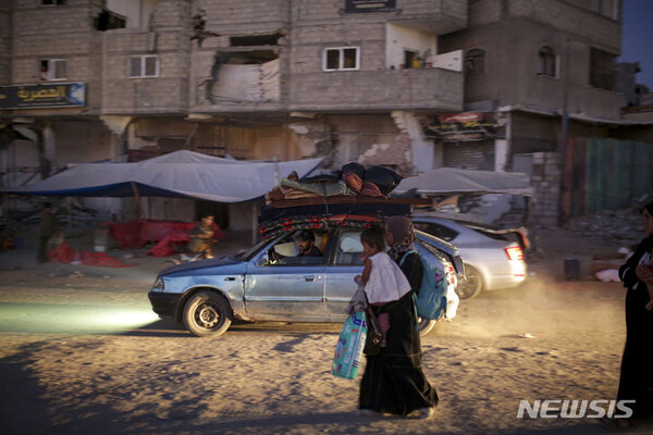 1일(현지시간) 가자지구 제2 도시 칸유니스에서 팔레스타인 주민들이 이스라엘군의 대피 명령에 따라 이동하고 있다. (출처: 뉴시스)