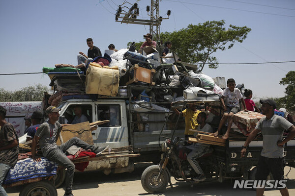 6월 28일(현지시간) 이스라엘의 라파 인근 공격으로부터 대피한 팔레스타인인들이 가자지구 칸유니스에 도착하고 있다. (출처: 뉴시스)