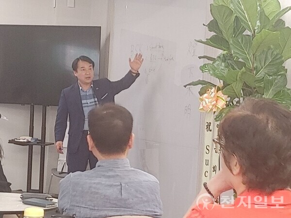 [천지일보=홍보영 기자] 김정준 GBC인터내셔널 회장이 최근 서울 강남구 선릉역 인근 모 건물 사무실에서 코인 관련 사업을 설명하고 있다. ⓒ천지일보 2024.07.14.