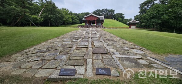 향로와 어로다. 홍살문에서 정자각으로 이어지는 향과 축문을 들고 가는 향로와 왕이 걷는 어로의 양옆으로 제관이 걷는 변로가 놓여져 있다. (제공: 이의준 왕릉답사가) ⓒ천지일보 2024.07.17.