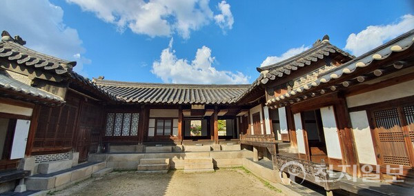 낙선재는 헌종이 경빈김씨에게 지어준 사랑채이며 청나라양식으로 단청을 하지 않았다. 현판 ‘낙선재’는 청나라 문인 섭지선의 글씨이다. (제공: 이의준 왕릉답사가) ⓒ천지일보 2024.07.17.