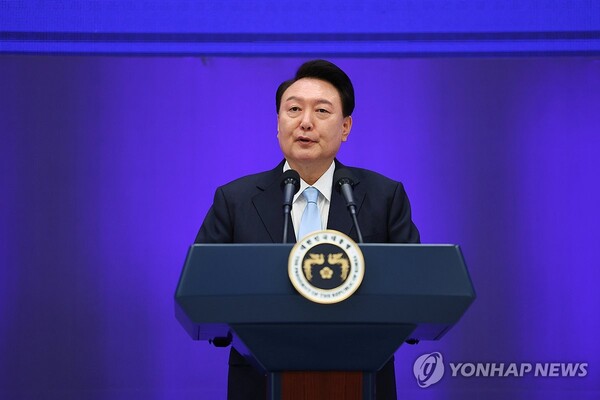 윤석열 대통령이 14일 청와대 영빈관에서 열린 '제1회 북한이탈주민의날 기념식'에서 기념사를 하고 있다. 2024.7.14 (출처: 연합뉴스)