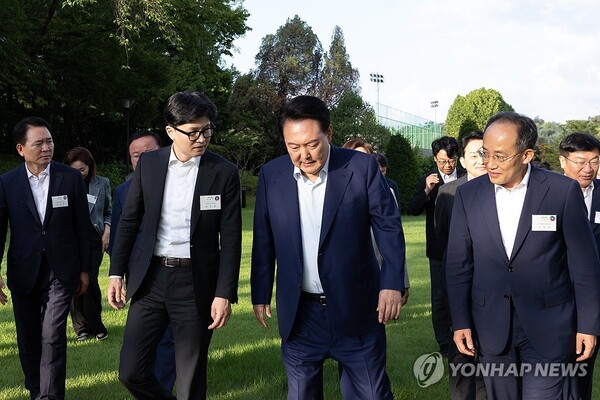 (서울=연합뉴스) 윤석열 대통령이 24일 서울 용산 대통령실 앞 파인그라스에서 열린 국민의힘 신임 지도부 초청 만찬에서 국민의힘 한동훈 대표, 추경호 원내대표 등과 대화하며 이동하고 있다. 2024.7.24