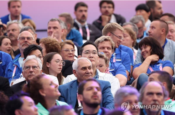 이재용 삼성전자 회장이 27일(현지시간) 프랑스 파리 그랑 팔레에서 열리는 2024 파리올림픽 펜싱 남자 사브르 경기를 관람하고 있다. 2024.7.28 (출처: 연합뉴스)