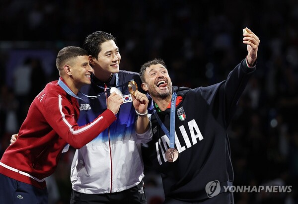 (파리=연합뉴스) 27일(현지시간) 프랑스 파리 그랑 팔레에서 열린 2024 파리올림픽 펜싱 남자 사브르 경기에서 금메달을 차지한 오상욱이 포즈를 취하고 있다.