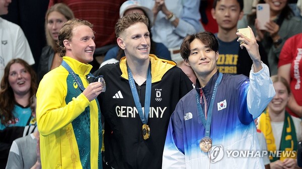 27일(현지시간) 프랑스 파리 라데팡스 아레나에서 열린 2024 파리올림픽 수영 남자 자유형 400m 결승에서 동메달을 차지한 김우민이 삼성 Z플립6로 셀카를 촬영하고 있다. 2024.7.28 (출처: 연합뉴스)