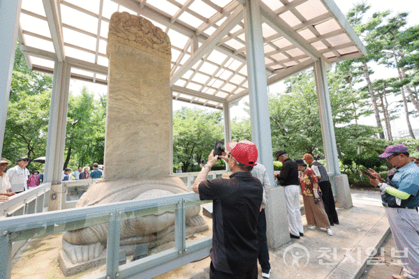 [천지일보=박준성 기자] 논산시 유림협의회 (회장 양철야)는 지난 26일 '남한산성과 삼전도비 앞에서 충절을 생각한다'는 주제로 120여명의 회원들과 함께 역사유적탐방을 진행했다. ⓒ천지일보 2024.07.29.