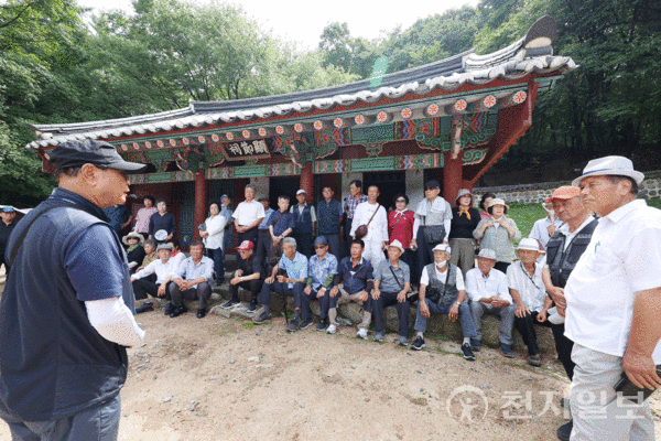 [사진=박준성 기자] 논산시 유림협의회 소속 회원들이 현절사 앞에서 남한산성 문화관광해설사의 설명을 듣고 있다. ⓒ천지일보 2024.07.29.