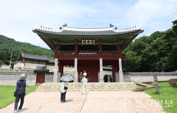 [사진=박준성 기자] 남한산성의 정문이라 할 수 있는 한남루. 한남루는 정조 22(1798)년에 광주 유수 홍억이 행궁 입구에 세운 2층 누문이다. 행궁이란 임금이 항상 거처하는 궁궐을 떠나 임시로 머무는 별궁으로 여러 가지 목적에 따라 많이 건립됐다. 남한산성 행궁은 전쟁이나 내란 등 유사시에 후방의 지원군이 도착할 때까지 한양 도성의 궁궐을 대신할 피난처로 사용하기 위해 인조 4(1626)년에 건립됐다. 실제로 병자호란 당시 인조가 여러 신하들과 함께 머물며 항전한 곳이다. ⓒ천지일보 2024.07.29.